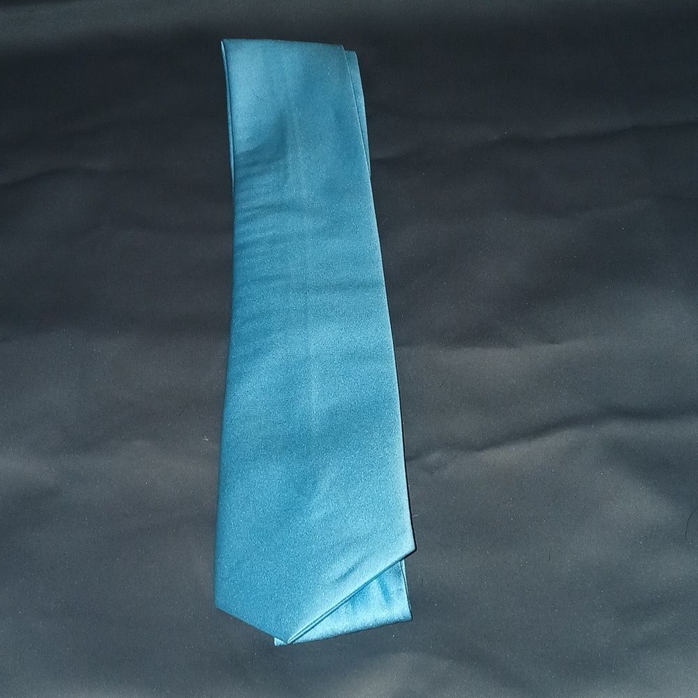 Forever Pours International Tie Light Turquoise Euc